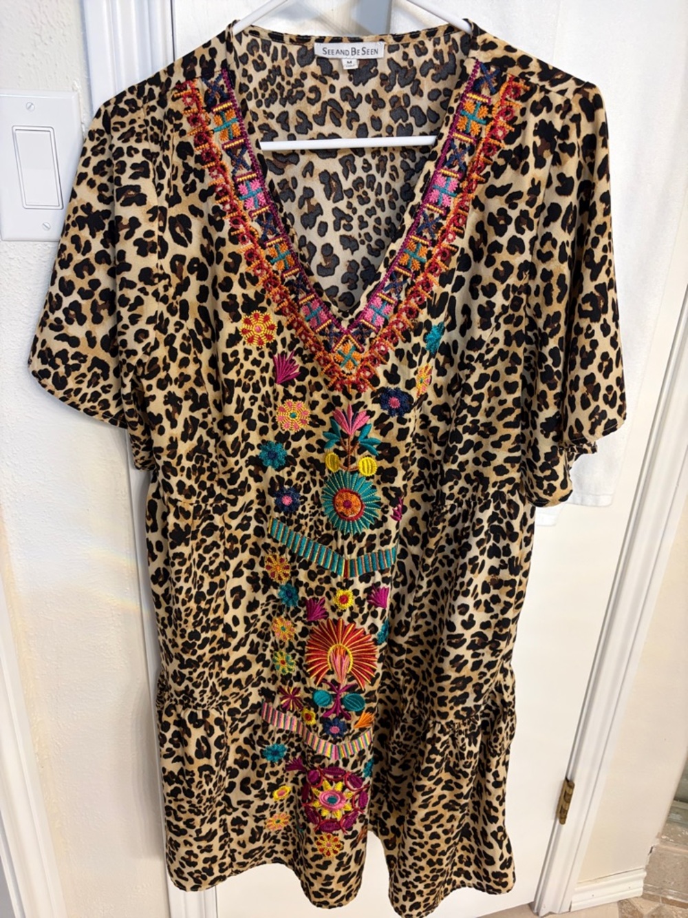 See And Be Seen PreOwned Wide Flutter Sleeves Bright Embroidered Size Medium - Picture 3 of 7